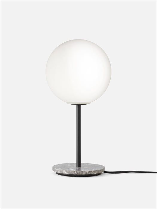 Menu - TR Bulb - Mat Opal - Grå marmor - Bordlampe